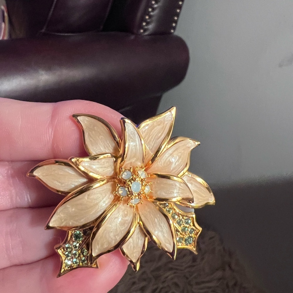 Nolan Miller Christmas poinsettia Brooch - Picture 6 of 6